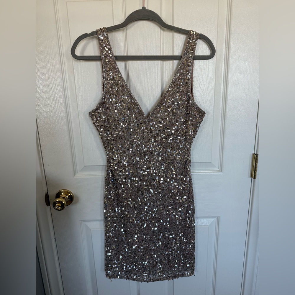 Mac Duggal
Sleeveless Sequin V-Neck Mini Dress